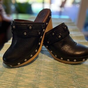 Lucky - black leather clogs